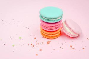 macarons francesi colorati torta di amaretti, delizioso dessert dolce su uno sfondo rosa con copyspace, concetto di sfondo alimentare. foto