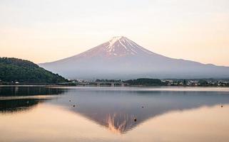 il riflesso della bellissima montagna fuji con il ponte nel lago in estate, il famoso punto di riferimento e luogo di attrazione dei turisti che trascorrono una lunga vacanza in Giappone, il lago kawaguchiko foto