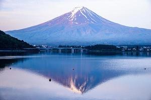 il riflesso della bellissima montagna fuji con il ponte nel lago in estate, il famoso punto di riferimento e luogo di attrazione dei turisti che trascorrono una lunga vacanza in Giappone, il lago kawaguchiko foto