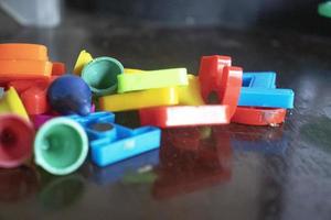 foto ravvicinata di giocattoli colorati per bambini. adatto per sfondi di temi per bambini e oggetti astratti.