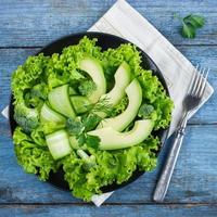 insalata verde fresca con avocado, cetriolo e broccoli