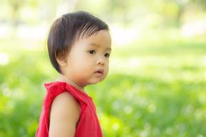 volto ritratto di cute bambina asiatica e bambino felicità e divertimento nel parco in estate, sorriso e felice dal bambino asiatico e relax in giardino, concetto di infanzia stile di vita. foto