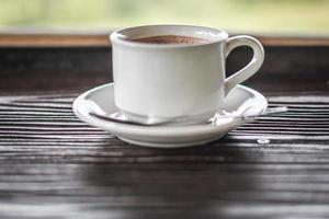 estetico una tazza di caffè su fondo di legno foto