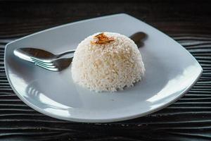 riso estetico sul piatto, menu di cucina asiatica cibo balinese e indonesiano su fondo di legno foto