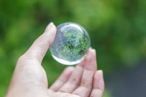 fotografia della sfera dell'obiettivo di cristallo, giornata della terra verde foto