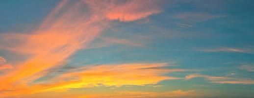 bellissimo panorama ad alta risoluzione di nuvole al tramonto arancioni e rosse nel cielo serale foto