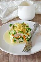 insalata con pollo, carote, uova e cetrioli foto