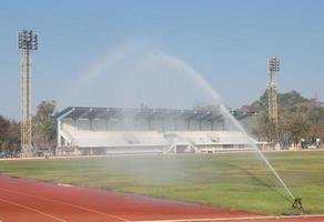 irrigatori sul campo da calcio foto