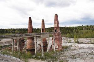 forni a calce di una fabbrica di marmo e calce abbandonata foto