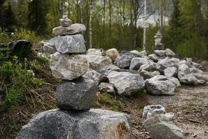 piramide di pietre in un'ex cava di marmo foto