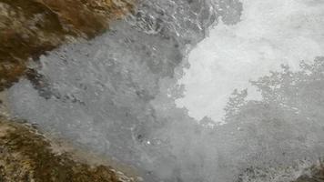 acqua che scorre nelle rocce foto