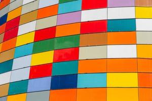 primo piano di un muro multicolore di piazze al centro commerciale foto