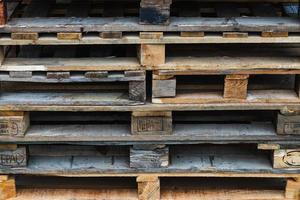 pallet di legno lasciati dopo il materiale da costruzione foto