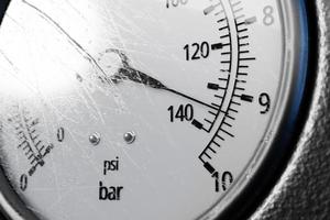 indicatore di temperatura rotondo isolato su un pannello nero. barometro circolare o modello indicatore. illustrazione 3d foto