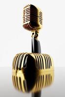 microfono dorato, modello su sfondo bianco, illustrazione 3d realistica. premio musicale, karaoke, radio e apparecchiature audio per studi di registrazione foto