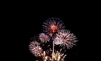 fuochi d'artificio colorati sul cielo notturno con scintillio foto