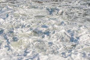 sfondo di schiuma di mare. superficie dell'acqua foto