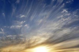 cielo al tramonto serale con nuvole blu e gialle foto