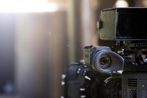 cinepresa con mirino, produzione di troupe cinematografiche, dietro le quinte background.soft focus. foto