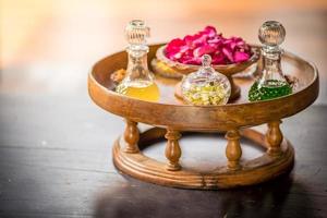 profumo tradizionale tailandese a base di rose e gelsomino in bottiglia di vetro cristallo, soft focus. foto
