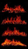 una raccolta di 4 immagini di fiamma. Trama di fiamma di fiamma per sfondi di fuoco stravaganti. carne alla fiamma che è stata bruciata dalla stufa o dal pericolo di cottura che si sente astratto sfondo nero. foto