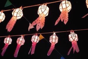 lanterne al festival loy krathong in thailandia foto