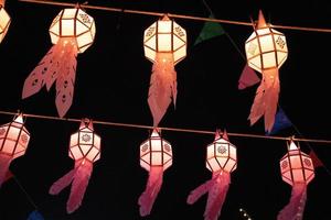 lanterne al festival loy krathong in thailandia foto