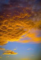 cielo rosso e arancione drammatico e nuvole sfondo astratto. nuvole rosso-arancio sul cielo al tramonto. sfondo del clima caldo. immagine artistica del cielo. sfondo astratto tramonto. foto gratis del concetto di tramonto e alba