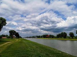 nuvole bianche sfondo azzurro del cielo sul canale foto