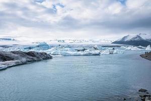 bella vista degli iceberg che galleggiano nella laguna glaciale di jokulsarlon contro il cielo foto