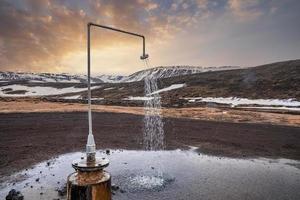 vista della doccia termale dall'energia geotermica a krafla durante il tramonto foto