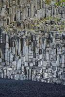 bella maestosa formazione di colonne di basalto sulla famosa spiaggia di reynisfjara foto