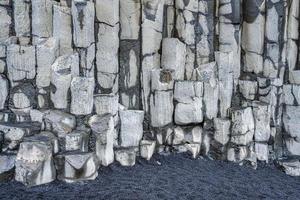 bella vista della formazione di colonne di roccia basaltica sulla spiaggia di reynisfjara foto