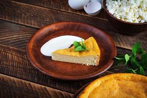 casseruola di ricotta fatta in casa su fondo di legno rustico foto