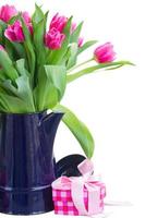 mazzo di fiori multicolori del tulipano in vaso bianco