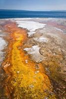 sorgente di acqua calda vicino al lago Yellowstone, parco nazionale di yellowstone foto