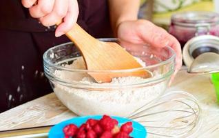 cucinare nella cucina di casa foto