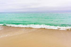 surf in mare sulla spiaggia foto