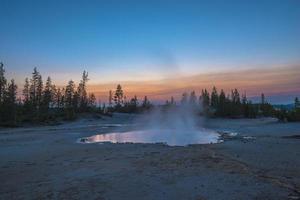 bacino del geyser di Norris dopo il tramonto