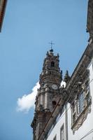 punto di riferimento della torre clerigos a porto, in portogallo, nell'estate 2022. foto