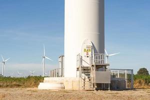 le turbine eoliche sono fonti di elettricità alternative, il concetto di risorse sostenibili, bel cielo con turbine eoliche, energia rinnovabile foto