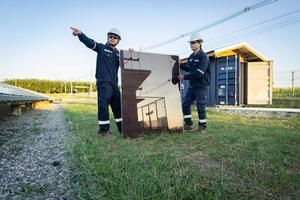 tecnico sta sollevando la cella solare per sostituire quella danneggiata, energia alternativa per conservare l'energia mondiale, idea modulo fotovoltaico per la produzione di energia pulita foto