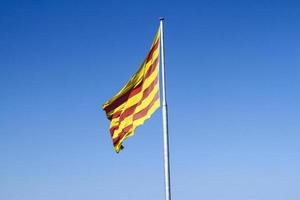 bandiera della Catalunya con vento nel cielo blu foto