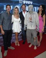 los angeles 12 agosto - ospite, jessica hall, ian ziering, erin ziering, zombi d'acqua alla prima proiezione delle onde di marea zombi presso l'hotel garland il 12 agosto 2019 a nord hollywood, ca foto