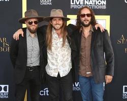 los angeles 24 settembre - lukas nelson, band at the a star is born la premiere all'auditorium del santuario il 24 settembre 2018 a los angeles, ca foto