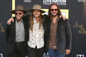 los angeles 24 settembre - lukas nelson, band at the a star is born la premiere all'auditorium del santuario il 24 settembre 2018 a los angeles, ca foto