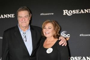 los angeles 23 marzo - john goodman, roseanne barr al roseanne premiere event presso gli studi di walt disney il 23 marzo 2018 a burbank, ca foto