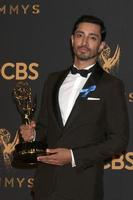 los angeles 17 settembre - riz ahmed alla 69a sala stampa dei premi emmy in prima serata presso la sala da ballo jw marriott gold il 17 settembre 2017 a los angeles, ca foto