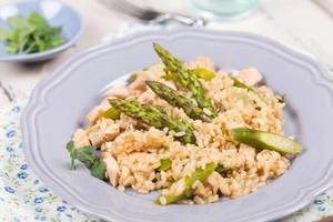 risotto dietetico di riso selvatico con tacchino e asparagi