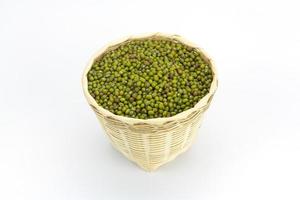 fagiolo verde o fagiolo verde in cestino di bambù isolato foto